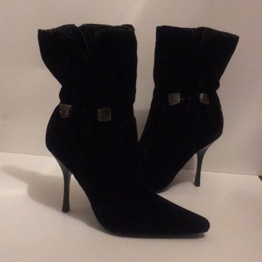 BLACK HEELED BOOTS